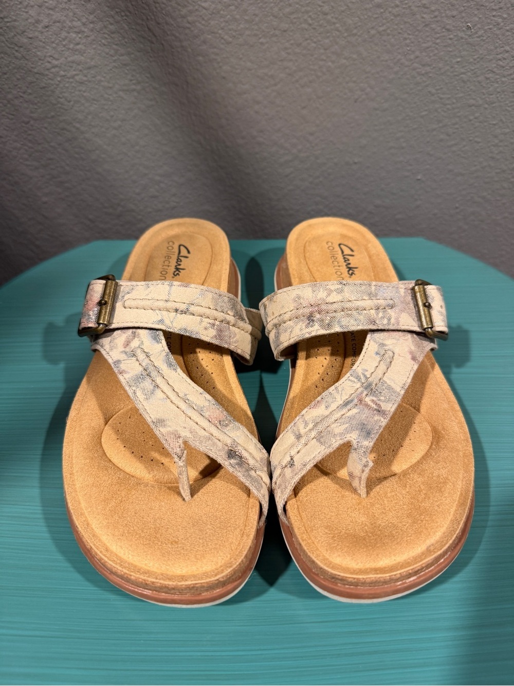 Clark’s Brynn Madi Sandal Neutral Shimmering Paisley Pattern Sz 8.5M EUC